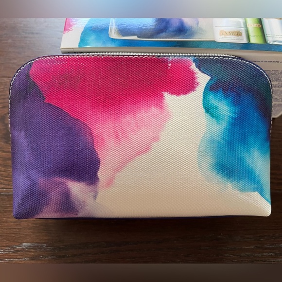 FREE when bundled - La Mer Cosmetic Case - Picture 2 of 4